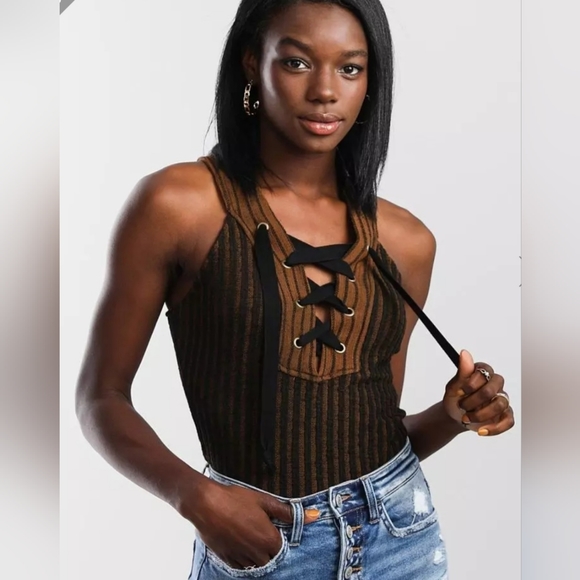 Textured Lace Up Tank Top - Picture 9 of 11